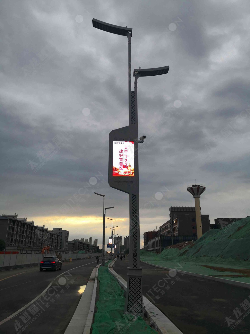 智能LED燈桿屏在西安胡家莊落地！