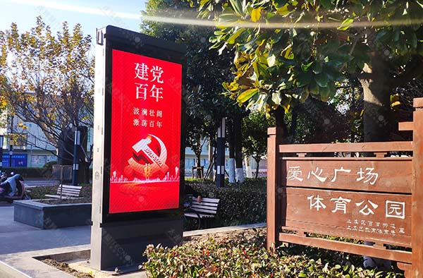 戶外LED廣告機(jī) LED燈桿屏.jpg 戶外LED廣告機(jī) LED燈桿屏.jpg